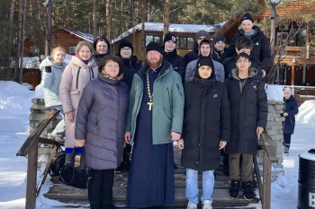 В Зауралье священник съездил с 8-классниками на страусиную ферму