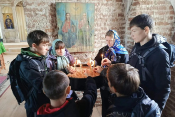 В Никольском храме села Усть-Суерского побывали «Бродяги»