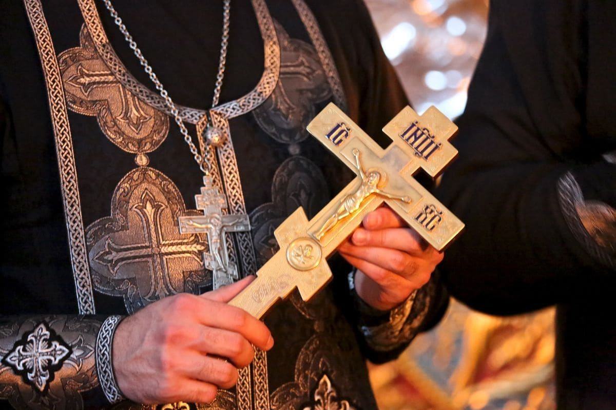 Православные просят прощения. Прощеное воскресенье чин прощения. Крест священника. Священник с крестом в руке. Батюшка с крестом.
