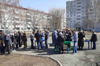 В Курганском «Сквере милосердия» продолжают кормить бездомных