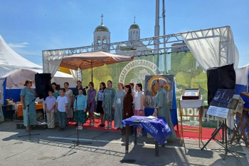 В Кургане воспитанники воскресной школы выступили на православной ярмарке