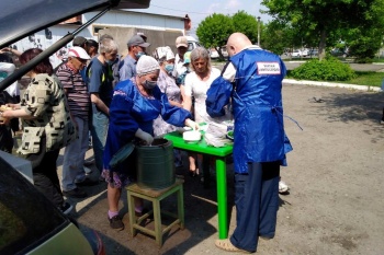 В «Сквере милосердия» бездомных кормили обедами и снабжали бутылками с водой