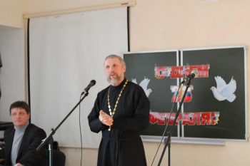 В Белозерском священник принял участие в «Часе солдатской славы»