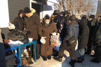 В Курганском «Сквере Милосердия» священники проводят с бездомными беседы о преодолении трудностей