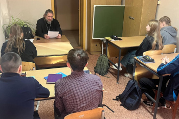 В Зауралье священник рассказал сельским школьникам о вреде наркомании