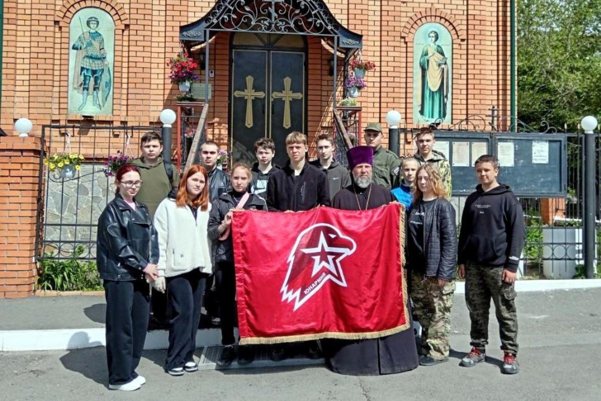 Школьники Кургана высадили на прихрамовой территории более 150 кустов роз |  31.05.2024 | Курган - БезФормата