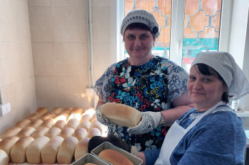 В курганской социальной пекарне «Добрый хлеб» выпекли первые булки