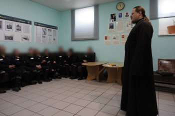 Курганский священник в День славянской письменности рассказал осужденным о святых братьях