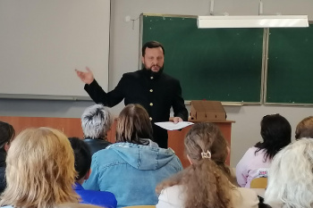 В Лебяжье священник выступил на заседании родительского комитета