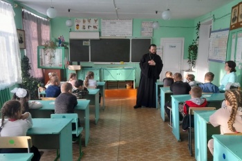 В Зауралье священник провёл уроки нравственности в сельской школе
