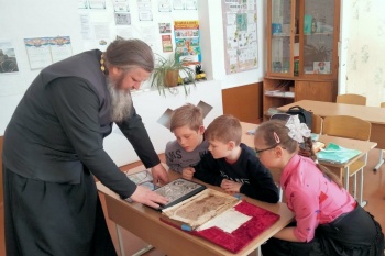 В Зауралье сельский священник провёл в школе открытый урок
