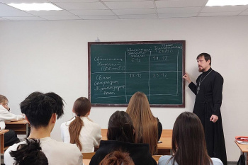 В Кургане священник встретился со студентами колледжа культуры