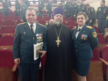 В Кургане священник вручил благодарственные письма руководству МЧС