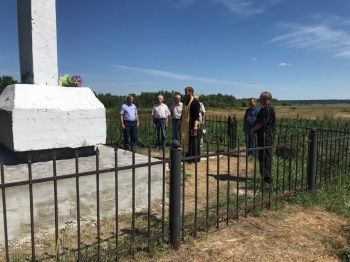 В Зауралье священник отслужил панихиду возле памятника исчезнувшей деревне