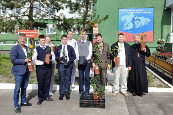 В Курганском госпитале первый учебный день ознаменовали высадкой кустов роз