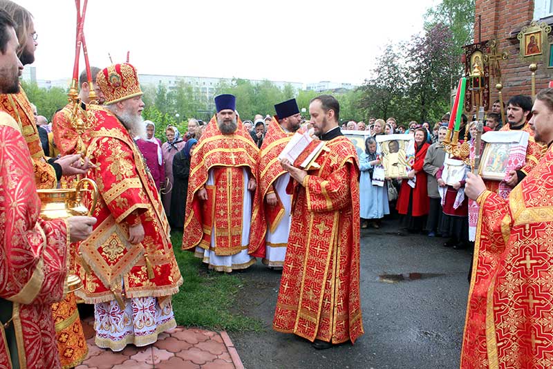 В Неделю 6-ю по Пасхе архиепископ Курганский и Белозерский Иосиф возглавил Божественную литургию в кафедральном Александро-Невском соборе