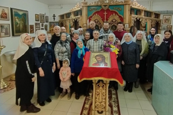 На курганском приходе старейшую прихожанку поздравили с юбилеем