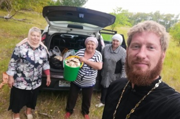 Зауральский священник свозил своих прихожан на заповедное грибное место