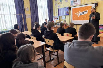 Лебяжьевский священник обсудил со школьниками проблемы современного общества