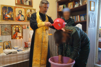 Курганский священник совершил крещение заключённых в ИК-4