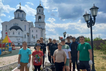 Волонтёры помогли прибрать территорию храма в Частоозерье