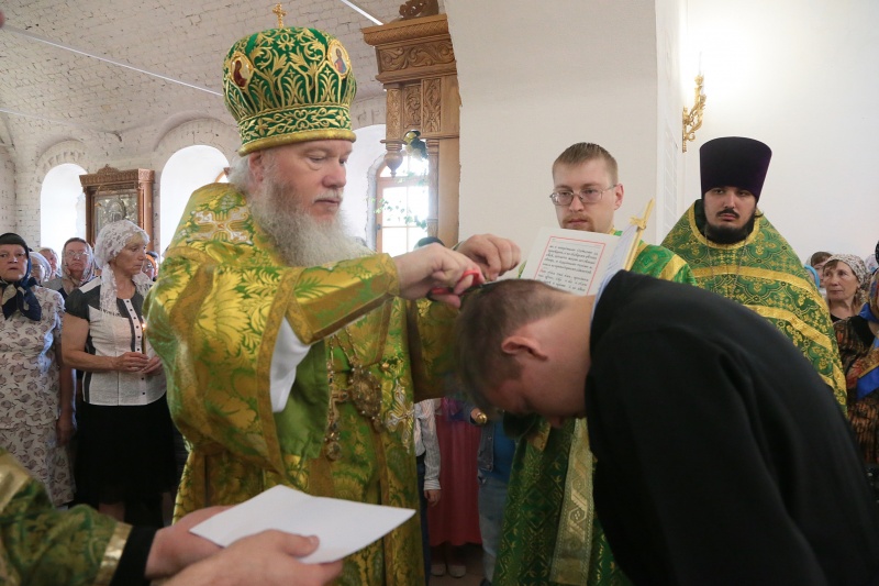 В Неделю 8-ю по Пасхе православные верующие отметили день Святой Троицы, Пятидесятницу