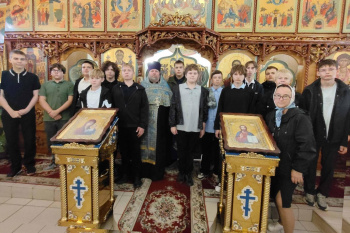 В Кургане 8-классники навели порядок на прихрамовой территории