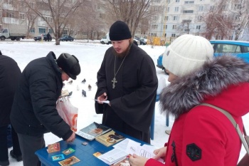 В курганском «Сквере Милосердия» желающие могут получить иконки и крестики