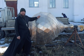 В Мокроусовский храм привезли  купол. На подходе ещё два