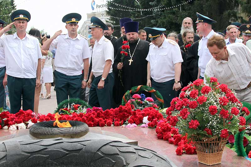 Духовенство города Кургана в День памяти и скорби приняло участие в церемонии возложения венков и цветов, посвященной 74-ой годовщине начала Великой Отечественной войны