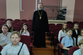 В Кургане священник выступил в школе и в гимназии
