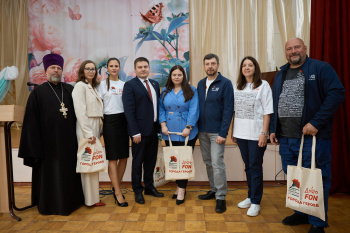 Курганский священник принял участие в передаче оборудования Лесниковскому дому-интернату