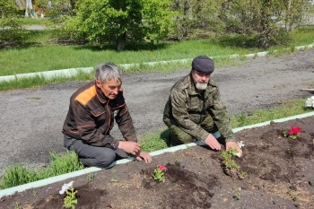 На приходе села Петухово озеленили храм и наградили участников детского конкурса