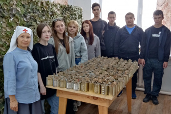 В Кургане трудовой отряд школьников помогает храму в изготовлении окопных свечей