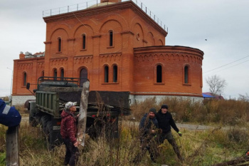 В селе Половинном на территории строящегося храма прошёл субботник