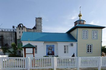 На стене сельского храма появилась икона Божией Матери