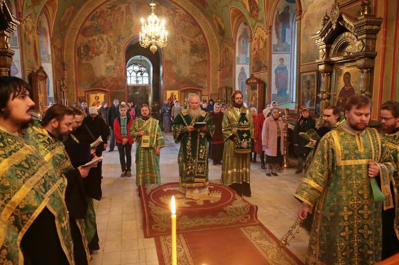 В день памяти преподобного Сергия, игумена Радонежского, всея России чудотворца, митрополит Иосиф возглавил праздничные богослужения в Александро-Невском соборе и Сергиевском храме поселка КГСХА