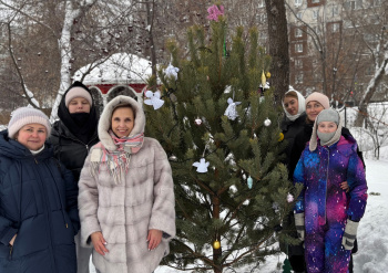 В Кургане елочку возле храма украсили ангелами