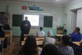 Курганские священники выступили на родительских собраниях