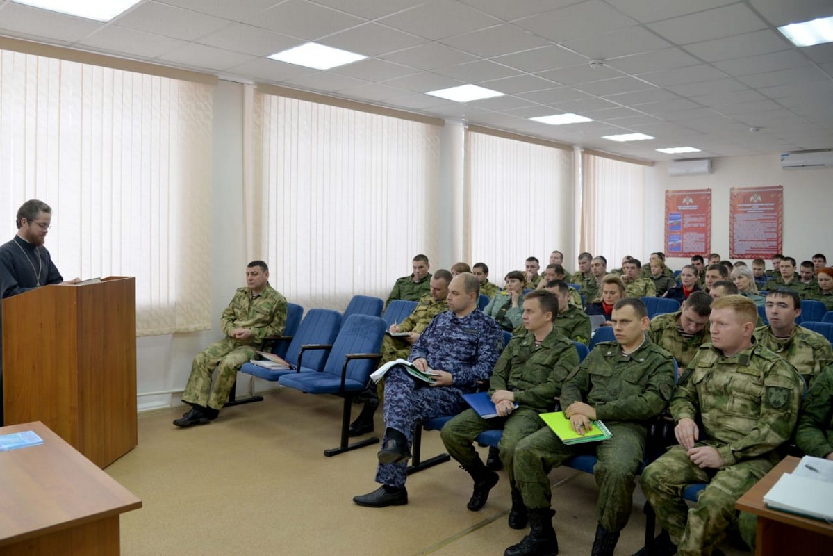 Курганский священник встретился с Росгвардейцами