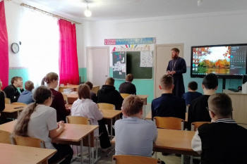 В Глядянской школе священник провел урок на тему «Семейные ценности»