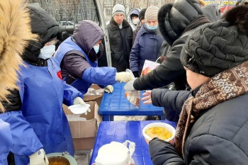 В Кургане «Экипаж милосердия» Покровского прихода накормил нуждающихся праздничным обедом 