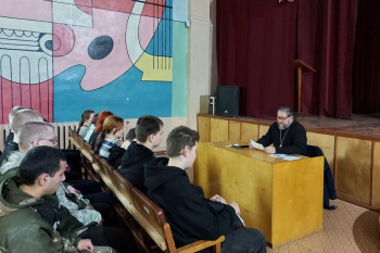 В Кургане священник провел «Урок нравственности» для студентов техникума
