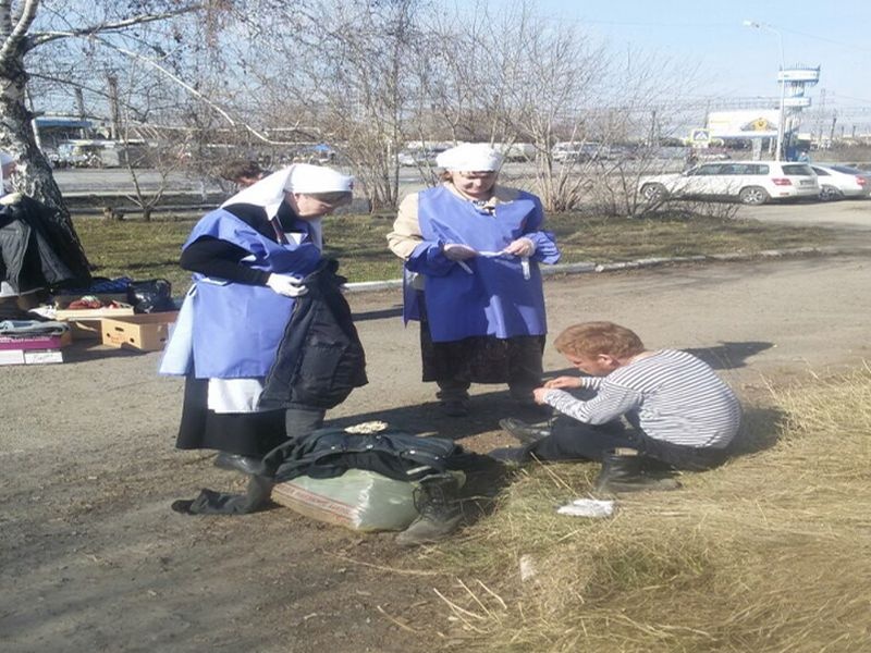 Пасхальный выезд экипажа милосердия с горячими обедами и одеждой для бездомных