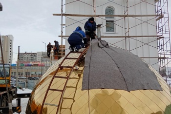 В Кургане на колокольню Троицкого собора установили купол