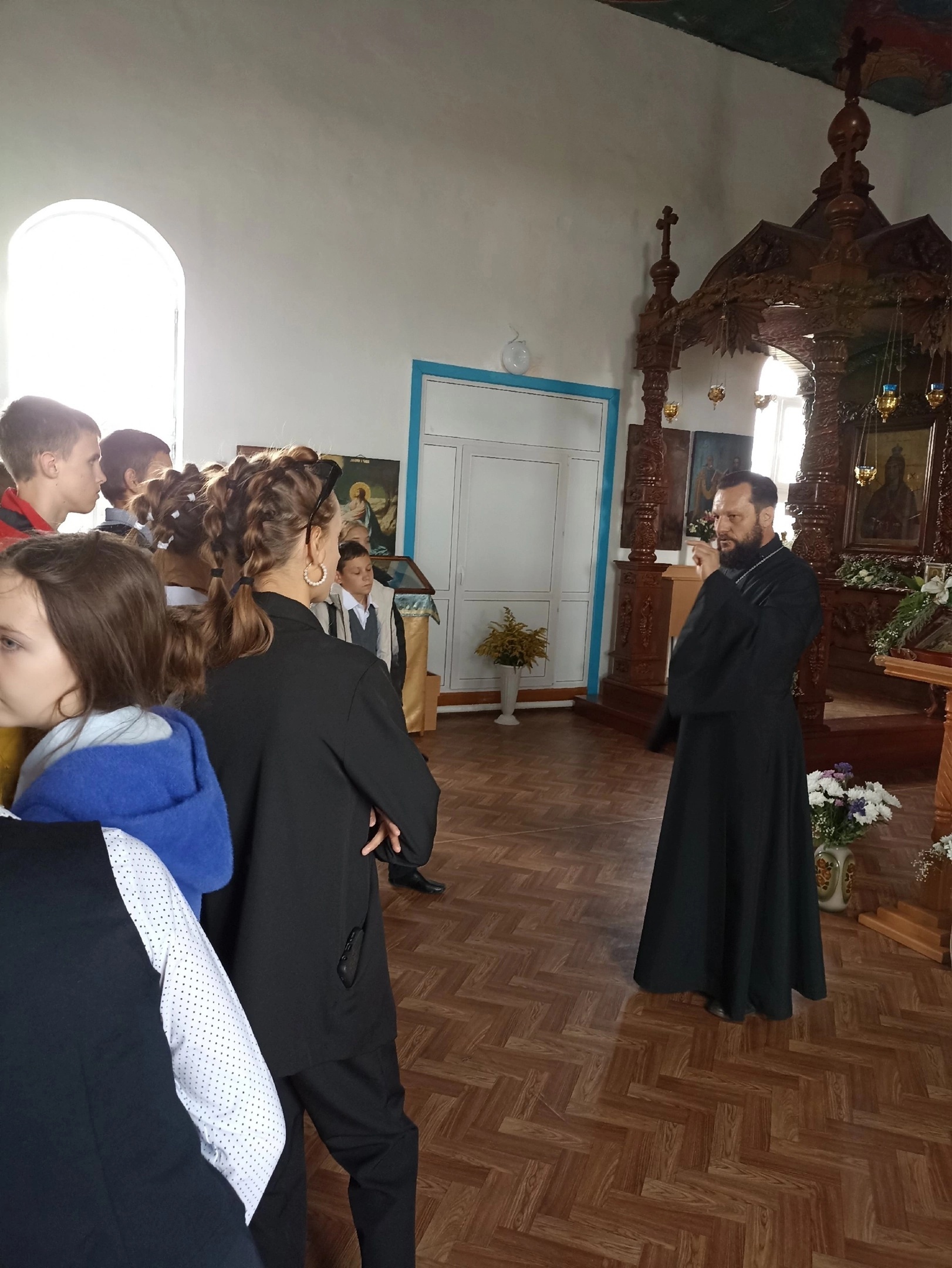 В Лебяжье восьмиклассники посетили храм в рамках «Урока знаний» |  04.09.2023 | Курган - БезФормата