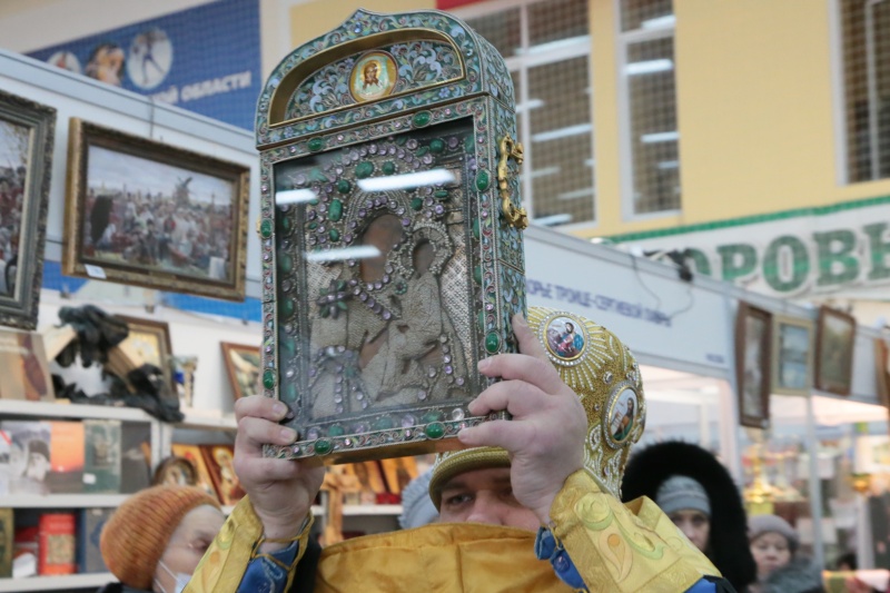 В последний день работы православной выставки-ярмарки «Добрый свет Рождества» для поклонения верующих была принесена чудотворная Югская икона Божией Матери