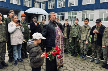 В Кургане по инициативе священника в школе провели акцию «Роза памяти»