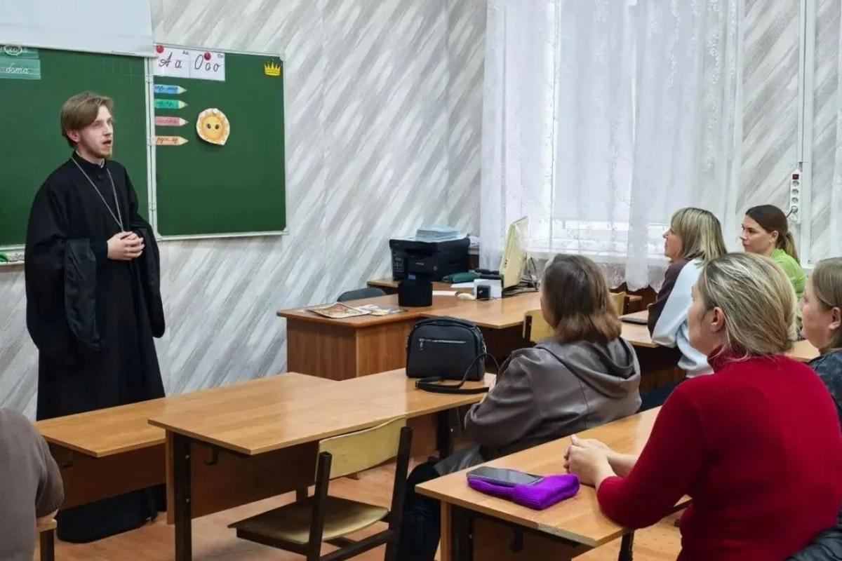 Курганский священник рассказал о Церкви ученикам казачьих классов