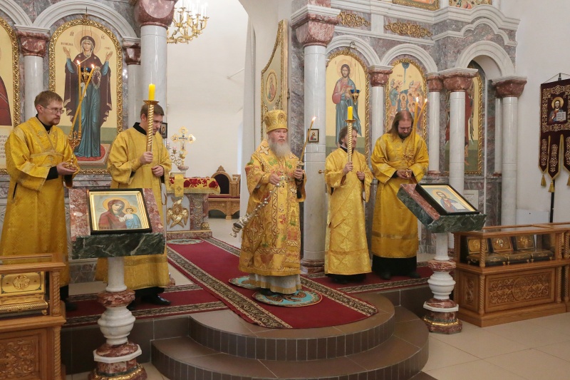 В Неделю 13-ю по Пятидесятнице и день празднования перенесения мощей благоверных князей Петра и Февронии Муромских, чудотворцев, митрополит Иосиф совершил богослужения в Богоявленском соборе Кургана